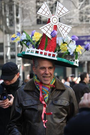  A man takes part in the Annual Easter Parade in New York April 12, 2009. Hundreds walked along the 5th Avenue wearing their best Easter outfits and hats here on Sunday. [Liu Xin/Xinhua] 