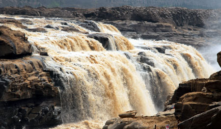  Photo taken on April 12, 2009 shows the Erdaohe Waterfall to the east bank of of Hukou (Kettle Mouth) Cataract on the Yellow River, in Jixian County, north China's Shanxi Province. The scenery zone of Hukou Waterfall has been reopened to tourists as of April 1 after a moratorium on account of unprecedented ice floes jam on the Yellow River in early January.[Rao Erbao/Xinhua]