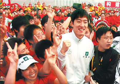 Hurdler Liu Xiang is surrounded by fans at the opening ceremony of the Beijing International Long-distance Running Festival at Tian'anmen Square on April 12, 2009.[China Daily]