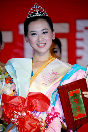 Zhao Xiaoying attends the awarding ceremony after she won the northern China zone final of the 2009 Miss Tourism International (MIT) held in Huangshan City, east China's Anhui Province, April 12, 2009. Zhao Xiaoying, Gui Mengyi and Shen Yujie were awarded the top three. [Shi Guangde/Xinhua]