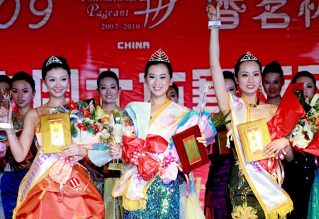 Zhao Xiaoying (C), Gui Mengyi (R) and Shen Yujie (L) attend the awarding ceremony of the northern China zone final of the 2009 Miss Tourism International (MIT) held in Huangshan City, east China's Anhui Province, April 12, 2009. Zhao Xiaoying, Gui Mengyi and Shen Yujie were awarded the top three. [Shi Guangde/Xinhua] 