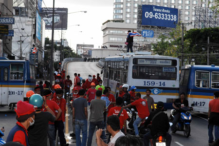 Anti-government protesters converge at the Din Daeng intersection in Bangkok, capital of Thailand, on April 13, 2009. At least 77 were wounded when hundreds of army soldiers and anti-government protesters clashed in Bangkok early Monday morning, Thai media reports.[Xinhua]