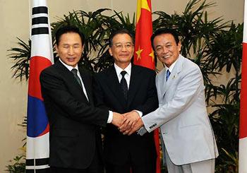 Premier Wen Jiabaomet with South Korean President Lee Myung-bak and Japanese Prime Minister Taro Aso in Pattaya. 