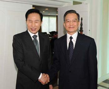 Chinese Premier Wen Jiabao (R) meets with South Korean President Lee Myung-bak in Pattaya, Thailand, on April 11, 2009.[Huang Jingwen/Xinhua] 