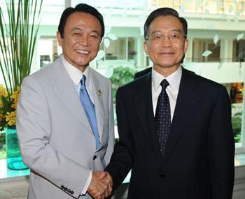 Chinese Premier Wen Jiabao (R) meets with Japanese Prime Minister Taro Aso in Pattaya, Thailand, on April 11, 2009. [Huang Jingwen/Xinhua]