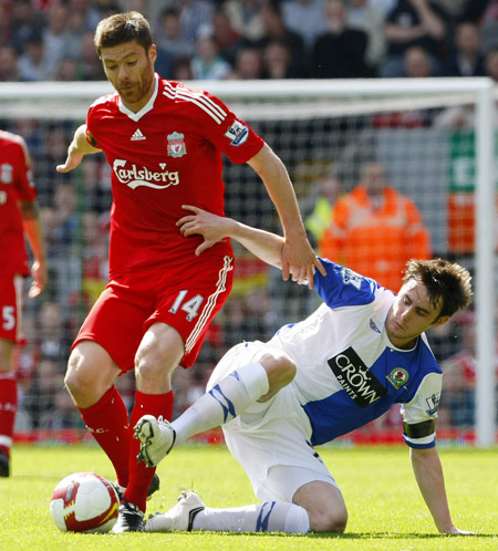 Liverpool's Xabi Alonso (L) challenges Blackburn Rovers' Keith Treacy (R) during their English Premier League soccer match in Liverpool, northern England, April 11 2009. (Xinhua/Reuters Photo) 