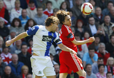 Liverpool's Yossi Benayoun (R) challenges Blackburn Rovers' Gael Givet (L) during their English Premier League soccer match in Liverpool, northern England, April 11 2009.Fernando Torres scored twice Saturday, helping Liverpool rout Blackburn 4-0 and keep pressure on defending champion Manchester United. (Xinhua/Reuters Photo) 