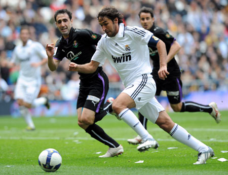 Real Madrid's Raul Gonzalez (front) breaks through the defense of Real Valladolid during the Spanish La Liga soccer match at the Santiago Bernabeu stadium in Madrid, Sunday, April 12, 2009. (Xinhua/Reuters Photo)
