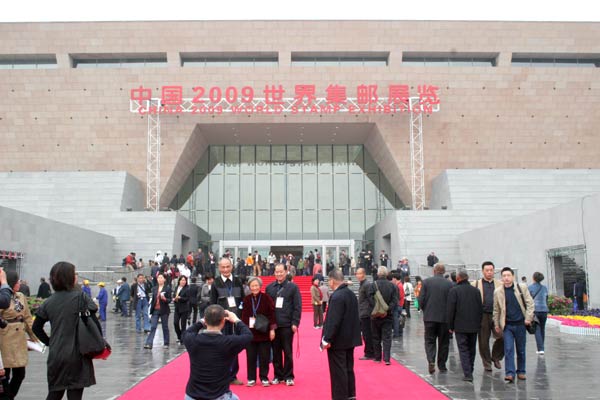 Photo taken on April 10, 2009 shows the new hall of Luoyang Museum, where China 2009 World Stamp Exhibition is held, in Luoyang, central China&apos;s Henan province. [Photo: CRIENGLISH.com/Zhu Jin] 