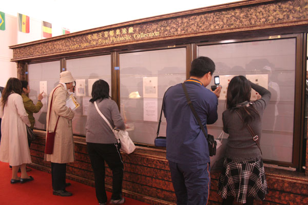 Visitors to the China 2009 World Stamp Exhibition watch the Royal Philatelic Collection in the new hall of Luoyang Museum, in Luoyang, central China's Henan province on April 10, 2009. [Photo: CRIENGLISH.com/Zhu Jin]