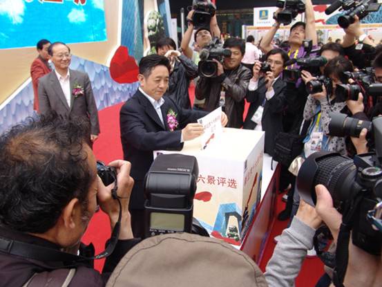 Ding Xiangyang, vice mayor of Beijing, casts his vote in a ballot to select the &apos;top 16 attractions in Beijing&apos; at the launch ceremony of the national tourism action plan in Wangfujing Street, Beijing, April 11, 2009. 