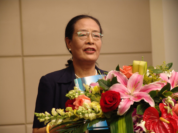  Su Ping, the general artistic inspector of the opera Snow-white Doves talks about the production at a press conference in Beijing on April 13.