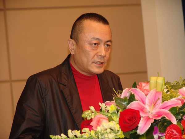 Director of the opera Snow-white Doves Yang Fengliang talks about the production at a press conference in Beijing on April 13.