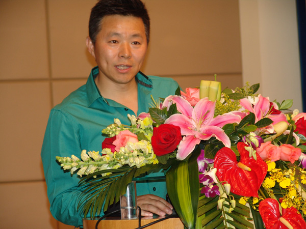 Wang Hongwei, who plays the hero in the opera Snow-white Doves, talks about his role at a press conference in Beijing on April 13.