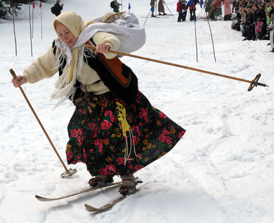 Contestants dress in 19th century costumes to participate in the annual Easter ski race held in Poland on April 13 local time. [chinanews.com.cn]