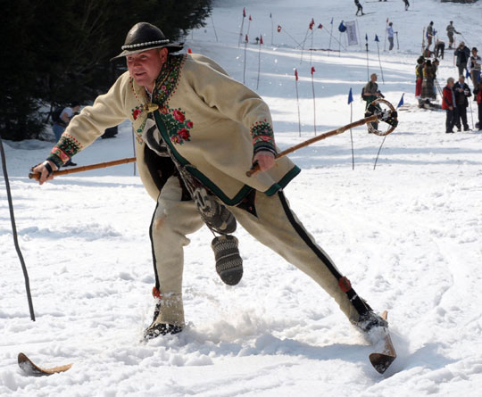 Contestants dress in 19th century costumes to participate in the annual Easter ski race held in Poland on April 13 local time. [chinanews.com.cn]