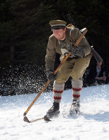 Contestants dress in 19th century costumes to participate in the annual Easter ski race held in Poland on April 13 local time. [chinanews.com.cn]