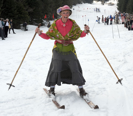 Contestants dress in 19th century costumes to participate in the annual Easter ski race held in Poland on April 13 local time. [chinanews.com.cn]