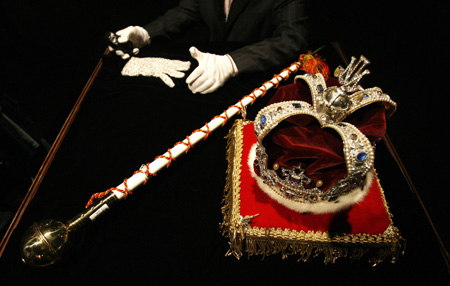 Michael Jackson's crown, ceremonial scepter and white crystal-covered glove are displayed in Beverly Hills, California April 13, 2009. Items from the life and career of the pop star will be auctioned from April 22-25. [Xinhua/Reuters]