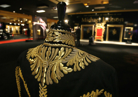 One of Michael Jackson's jackets is displayed in Beverly Hills, California April 13, 2009. Items from the life and career of the pop star will be auctioned from April 22-25. [Xinhua/Reuters]