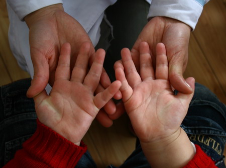 A child has his hands checked up at the kindergarten in Fuyang, east China's Anhui province, April 10, 2009. [CFP]