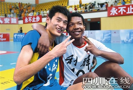Ding Hui (R) and teammate Bian Hongmin were both recently recruited into the national volleyball team. 