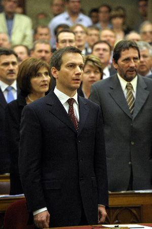 Gordon Bajnai (front) is sworn in as the new prime minister of Hungary on Tuesday. Hungary's parliament passed the constructive non-confidence motion against Prime Minister Ferenc Gyurcsany on Tuesday and approved Gordon Bajnai as the new prime minister.[Xinhua]