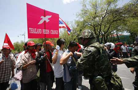  Soldiers inspect the belongings of supporters of ousted Thai prime minister Thaksin Shinawatra as they leave the Government House area while soldiers watch in Bangkok April 14, 2009. [Xinhua/Reuters]