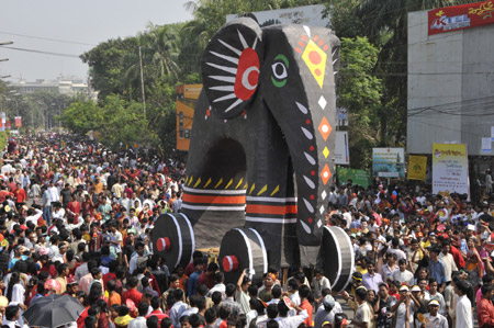 People join in a parade of 'Pahela Baishakh', the first day of Bangla New Year, in Dhaka, capital of Bangladesh, on April 14, 2009.[Xinhua]