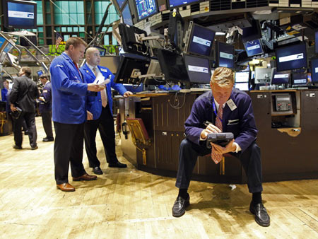 Trading specialists work on the floor of the New York Stock Exchange trading shares of Goldman Sachs, in New York, April 14, 2009. [Xinhua/Reuters]