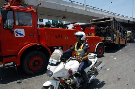 A damaged vehicle is carried away near the Government House in Bangkok, capital of Thailand, April 14, 2009. Thai anti-government protesters began to head home Tuesday afternoon after their leaders surrendered to police and called an end to the rally. But the security in the capital Bangkok is still tight. [Zhang Fengguo/Xinhua]