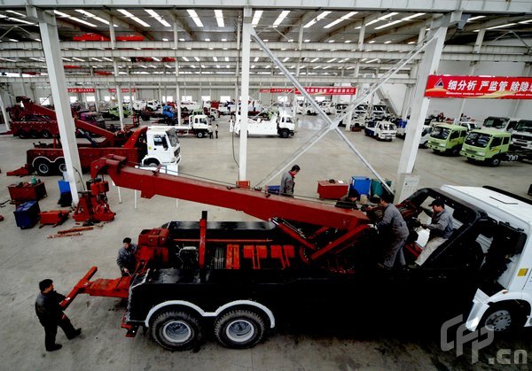 These measures, aimed at expanding domestic demand, have paid off. Industrial output of China's large-scale machinery sector rose 5.4 percent year on year in the first two months of 2009.