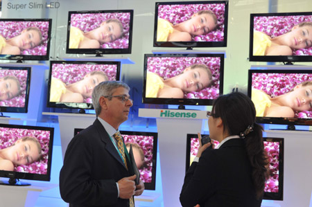 Exhibitors talk during the 105th China Import and Export Fair, also Guangdong Fair, in Guangzhou, south China's Guangdong Province April 15, 2009. The three-week-long fair, held by the Ministry of Commerce, opened on Wednesday and attracted 22,104 companies.[Xinhua]