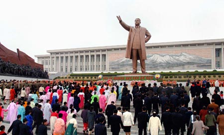 In this photo provided by Korean Central News Agency (KCNA), people show their respect to the statue of Kim Il-sung, the late DPRK leader, at Mansudae in Pyongyang, capital of the Democratic People's Republic of Korea (DPRK), April 15, 2009. DPRK commemorated the 97th birthday of Kim Il-sung on Wednesday. [Xinhua/KCNA]