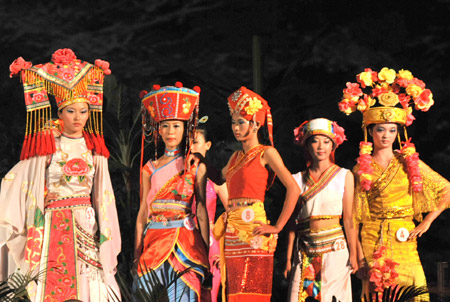 Participants present ethical clothes during the annual Naboli (beautiful girl) contest, part of the celebrations of the Water Splashing Festival, in Jinggu Dai and Yi Autonomous County, southwest China's Yunnan Province April 14, 2009.[Xinhua]