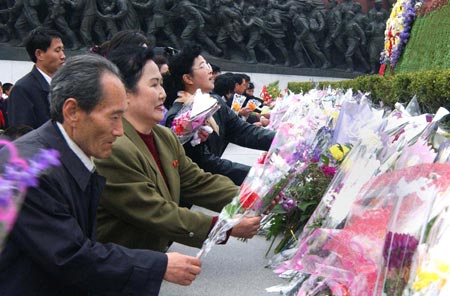 In this photo provided by Korean Central News Agency (KCNA), people present flower to the statue of Kim Il-sung, the late DPRK leader, at Mansudae in Pyongyang, capital of the Democratic People's Republic of Korea (DPRK), April 15, 2009. DPRK commemorated the 97th birthday of Kim Il-sung on Wednesday.[Xinhua/KCNA]