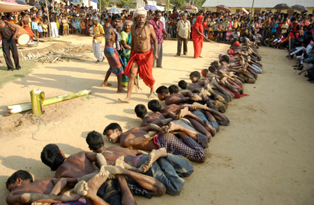 Hindu devotees offer prayers to Lord Shiva during the annual Shiva Gajan religious festival at Pratapgarh, 30 km (19 miles) from Agartala, capital of India's northeastern state of Tripura April 14, 2009. [Xinhua/Reuters]