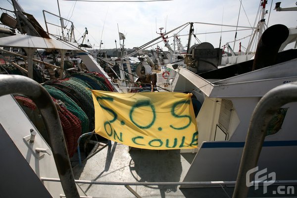 Ferry services across the English Channel are being disrupted by fishing protests in France. Fishermen have blocked the ports of Calais, Dunkerque and Boulogne-sur-Mer in protests at fish quotas which they say are too low. Here the port of Boulogne sur mer.[Humberto De Oliveira/CFP]