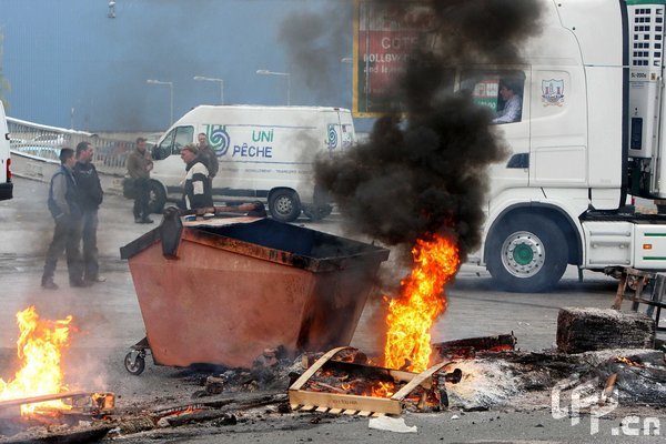  Protesting fisherman at Boulogne Sur Mer in France.[Humberto De Oliveira/CFP]