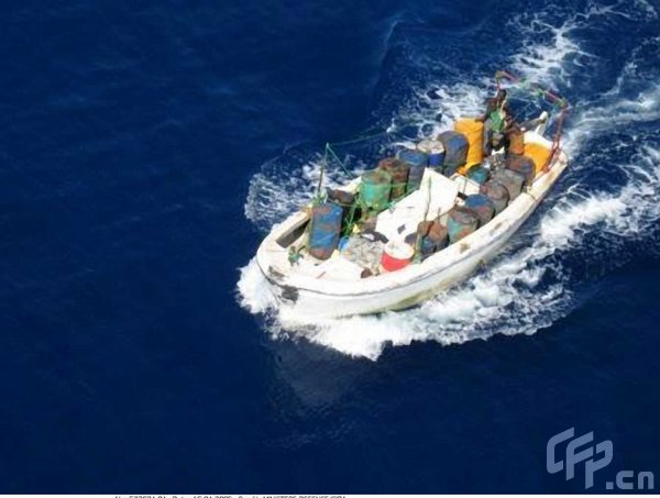 This aerial photo taken from a French Navy helicopter and released by the French Defense Ministry on Wednesday, April 15, 2009, showing a pirate 'mother ship', as it is intercepted by French military officers on Wednesday, some 550 miles (900 kilometers) east of the Kenyan port of Mombasa. [ChinaFotoPress/CFP]