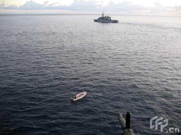 French ship Nivose advances to intercept Somali pirates April 15, 2009, in this picture released by the French Ministry of Defence. [ChinaFotoPress/CFP]