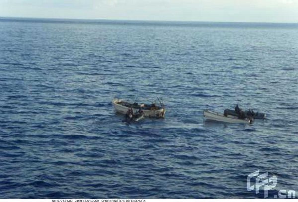 Forces from France's ship Nivose intercept Somali pirates April 15, 2009, in this picture released by the French Ministry of Defence. [ChinaFotoPress/CFP]