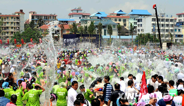 On April 15, tens of thousands of people gathered in a square to celebrate the Water-splashing Festival of the Dai ethnic group in Jinghong City, Yunnan Province.[Xinhua]