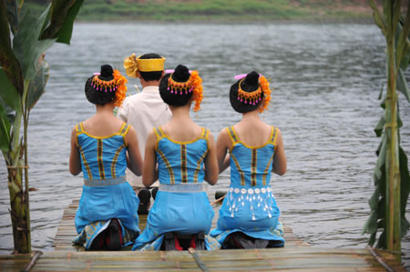 People perform a water-fetching ceremony by the Lancang River in Jinghong, Dai Autonomous Prefecture of Xishuangbanna, southwest China's Yunnan Province April 15, 2009. People celebrate the annual and traditional Water Splashing Festival, which signifies the visit of spring.[Qin Qing/Xinhua]