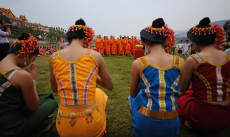 People attend a praying ceremony in Jinghong, Dai Autonomous Prefecture of Xishuangbanna, southwest China's Yunnan Province early April 15, 2009. People celebrate the annual and traditional Water Splashing Festival, which signifies the visit of spring.[Qin Qing/Xinhua]
