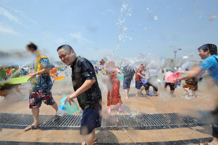 People splash water during a celebration in Jinghong, Dai Autonomous Prefecture of Xishuangbanna, southwest China's Yunnan Province April 15, 2009. People celebrate the annual and traditional Water Splashing Festival, which signifies the visit of spring.[Li Xiaoguo/Xinhua]