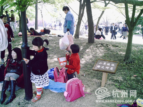 Students enjoy a spring outing on the lawn in Prince Bay Park at the West Lake, Hangzhou. But park managers say half the lawns have been trampled bare since free admission was introduced on March 20, 2009.