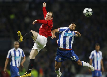Manchester United's Wayne Rooney (L) and Porto's Hulk go for a header during their Champions League quarter-final, second leg soccer match at Dragon stadium in Porto, April 15 2009.