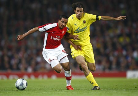 Arsenal's Theo Walcott (L) challenges Villarreal's Robert Pires during their Champions League quarter-final, second leg soccer match at the Emirates stadium in London April 15, 2009.