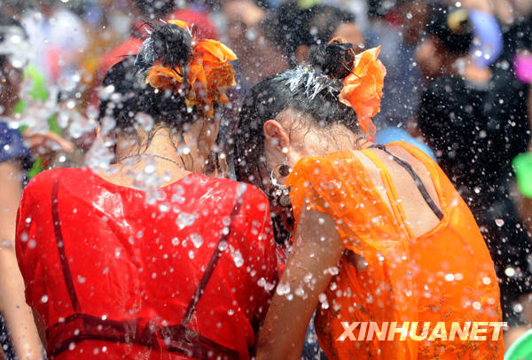People in the Dai Autonomous Prefecture of Xishuangbanna, southwest China's Yunnan Province celebrate the annual and traditional Water Splashing Festival, which signifies the visit of spring. [Photo:Xinhuanet]